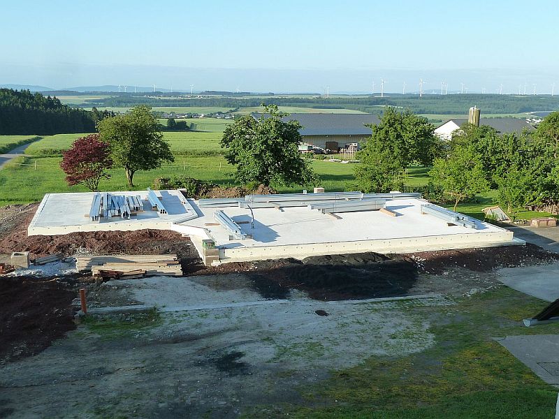 Baugrundstck - Bodenplatten mit Stahlteilen